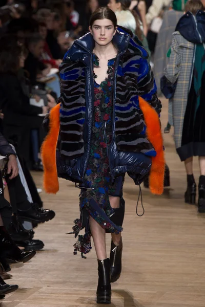 Look 16